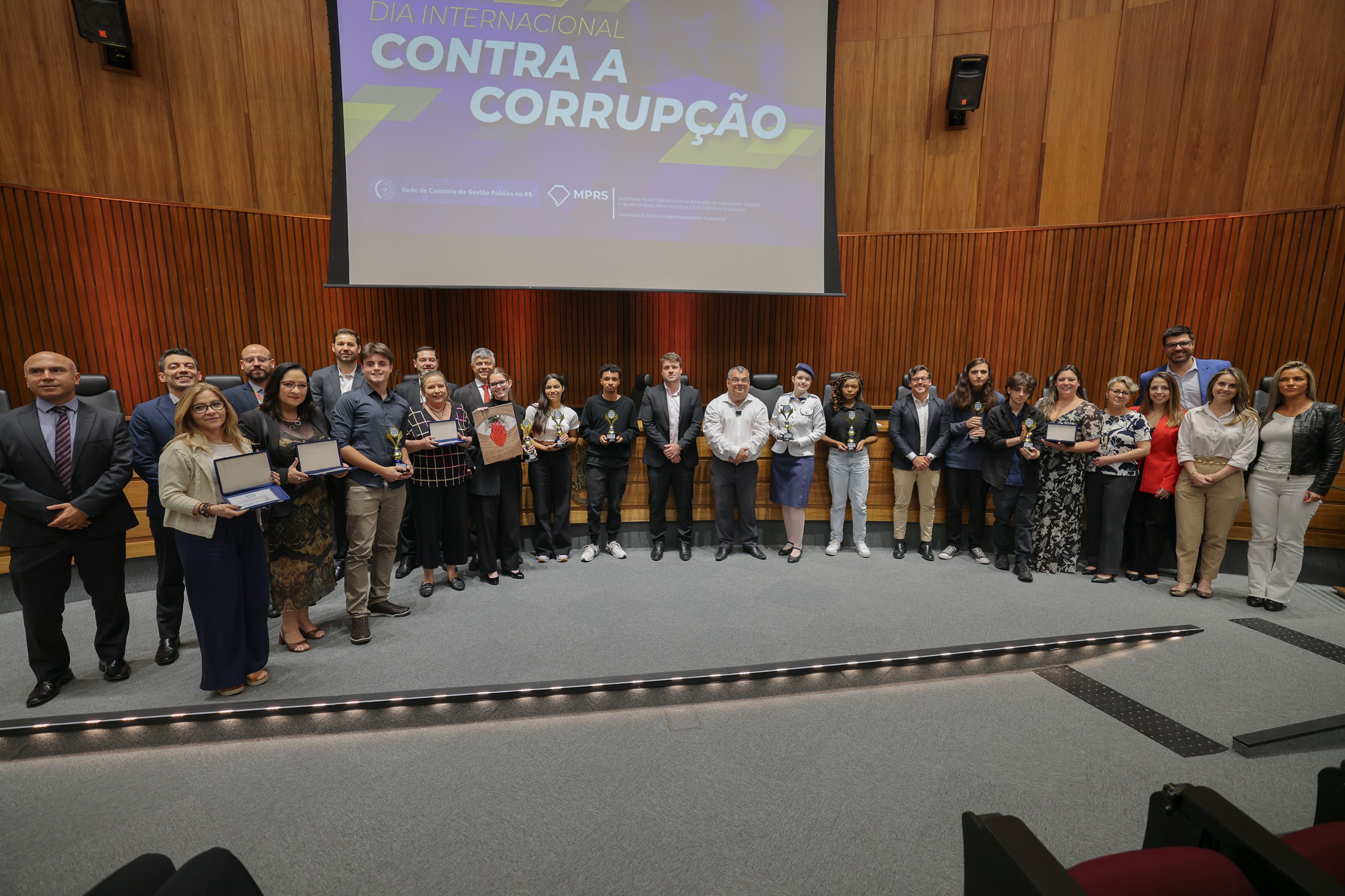 Vencedores da segunda edição do Projeto Escola Íntegra recebem premiação