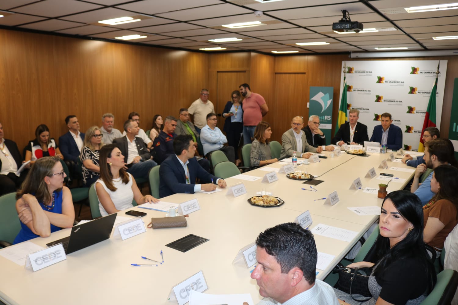 Cage debate desburocratização em reunião do Cede